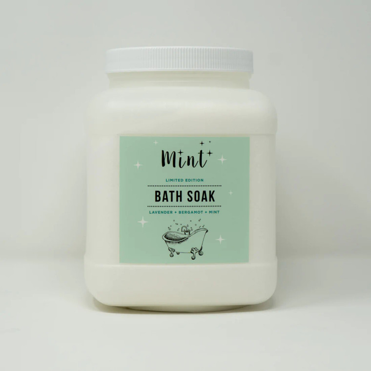 A detoxifying all natural blend that softens and soothes even the most sensitive skin types. Infused with pure essential oils of lavender, bergamot and mint that will fill your entire bathroom with a heavenly aroma. Relax into this warm tranquility and let the stress and tension of your day float away, you deserve it! Ideal for all skin types.