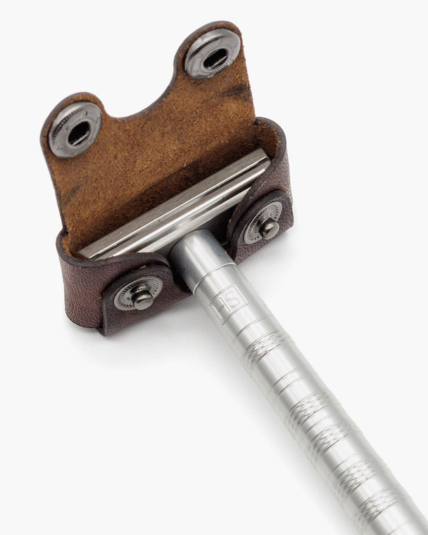 Made from genuine leather with secure snap closures, the leather head cover shields the razor head and blade from outside contact while still allowing the razor to air-out between uses. Perfect for tossing into a drop kit or drawer without worry.