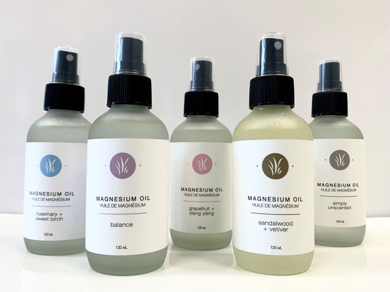 Formulated to facilitate the absorption of magnesium through the skin, this Magnesium Oil delivers a shot of magnesium chloride directly where you need it. Magnesium oil is not a true oil, but rather a solution of magnesium chloride suspended in water.
