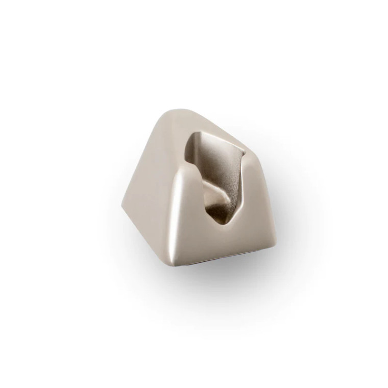 Display your Leaf Razor proudly on your countertop with our convenient stand. Designed with helpful features like an embedded rubber foot so that it stays in place, and a drainage hole to help your razor stay dry after each shave.