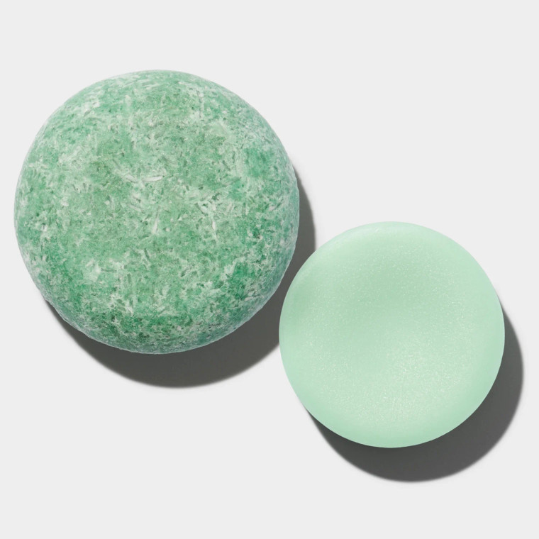 The perfect mix of; French green clay, gently draws out impurities and removes scalp congestion, and antioxidant-rich matcha green tea, reduces hair fall and supports growth within the follicle all while balancing oil production.