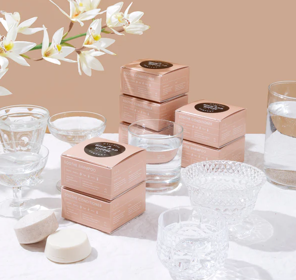 Suffering from eczema, psoriasis or dry itchy scalp? Relieve inflammatory scalp conditions with the calming botanical infusion of rose & marshmallow root. While colloidal oatmeal is gentle on the most sensitive scalps. Argan oil nourishes the hair and our unique anti-frizz technology will leave the hair silky and soft. Pro-vitamin B5, hydrolyzed quinoa and rice proteins protect colour treated hair and enhance the hair's natural shine and body.