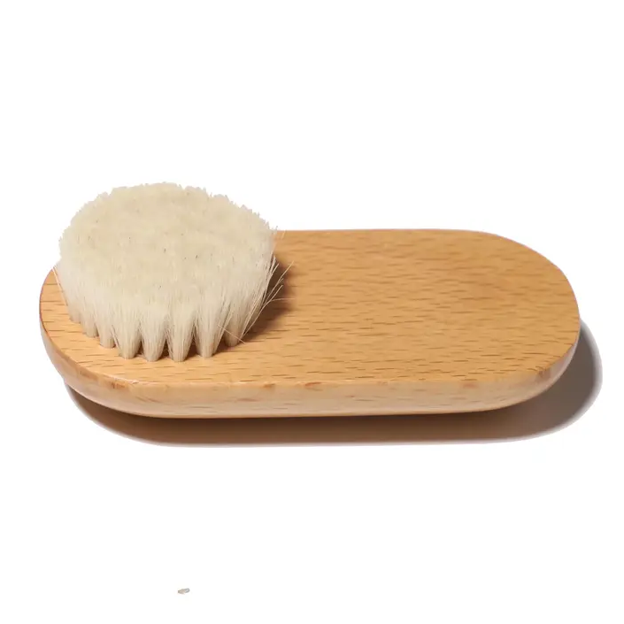 Natural Dry Face Brush, crafted for gentle and effective cleansing without compromising on comfort. Made with natural beechwood and delicate goat hair. This brush guarantees an everyday skincare essential. Its extended, curved handle ensures a snug grip, complemented by the gentle exfoliation offered by the soft bristles. Expect nothing less than clean, radiant skin with a velvety touch.